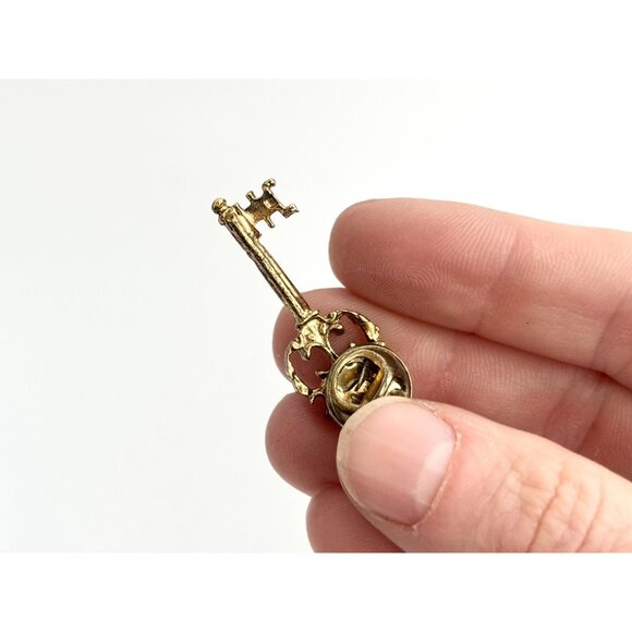 Key Shaped Antique Inspired Gold Toned Vintage Costume Jewelry Brooch - Picture 9 of 9